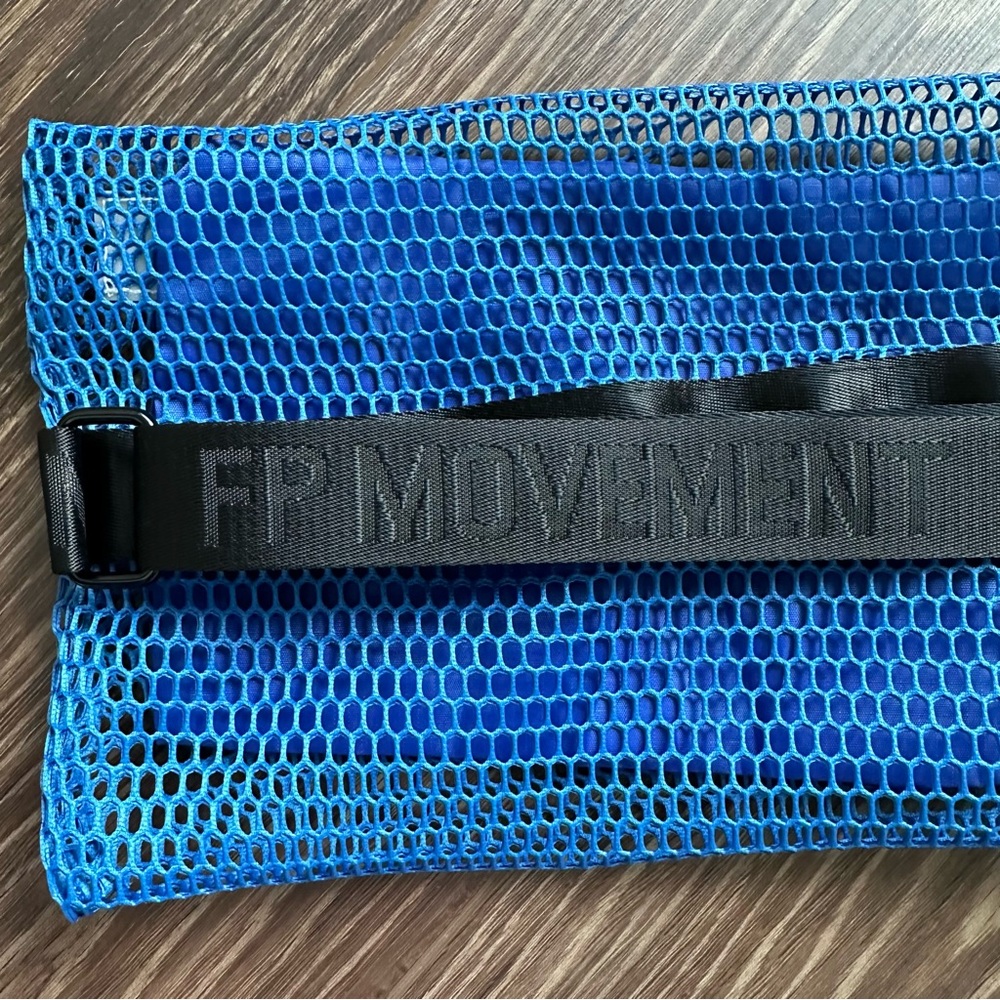 🆕 Free People Unisex Blue Mini Mesh Sling Bag - Picture 8 of 14